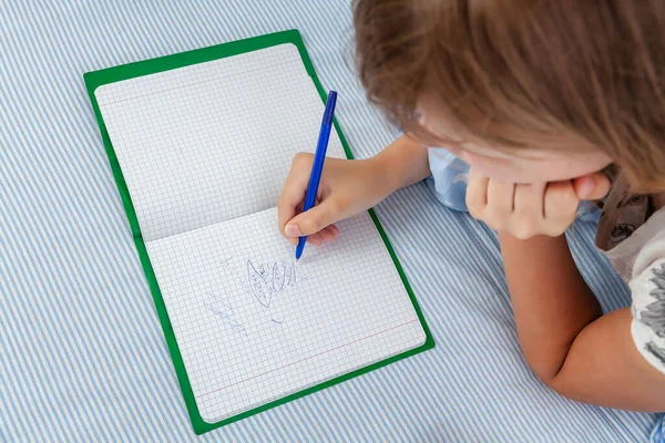 Das Mädchen Löst Die Beispiele Notizbuch Lehren Hausaufgaben Bildung Nahaufnahme — Stockfoto