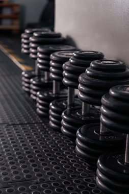 Dambıllar yerde sıralanmış. Spor salonu. Eğitim