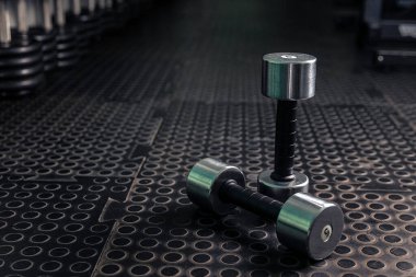 Dambıllar yere. Spor salonu. Eğitim