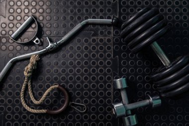 Dambıllar yere. Spor salonu. Eğitim