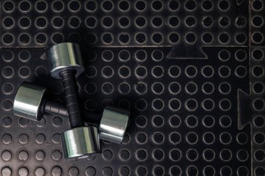 Dambıllar yere. Spor salonu. Eğitim