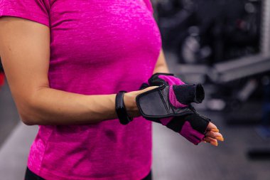 Spor eldivenli kadın elleri yakın plan. Eldiven takan bir kadın.