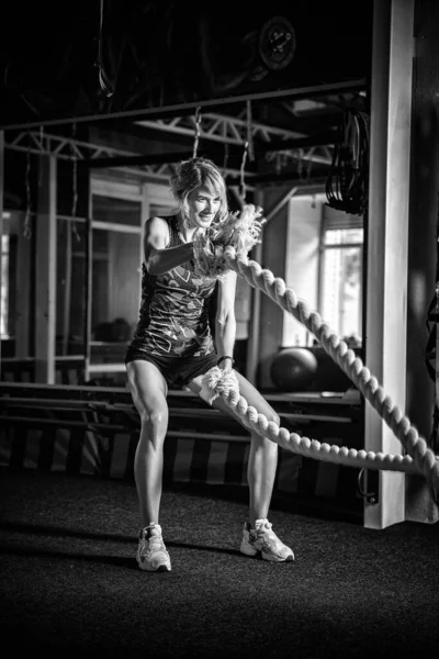 One Blonde Woman Athletic Build Trains Ropes Gym — Stock Photo, Image