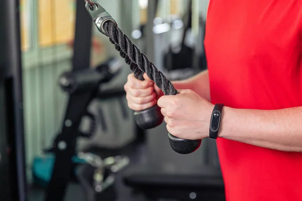 Esnek trisepsli itme. Antrenman. Trisepsler için egzersiz. İp. Spor salonu