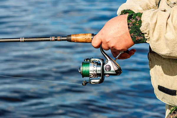 Horgászni Folyón Horgászni Forog Horgászzsinór Csúszás Megforgatja Tekercset Közelkép — Stock Fotó