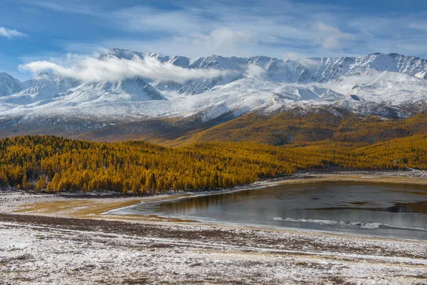 Золота осінь в озері Алтай готель Best. — стокове фото