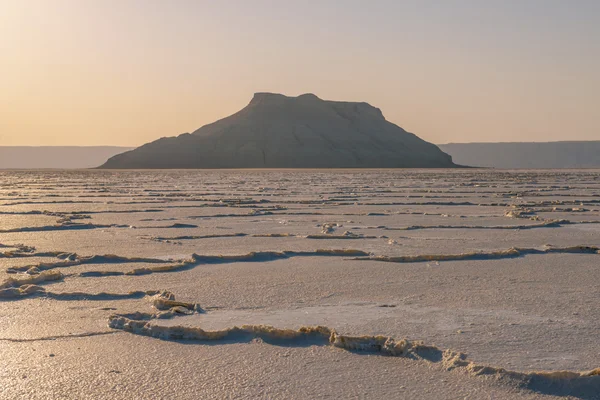 Кристаллы соли на солёном болоте Кендерли на рассвете — стоковое фото