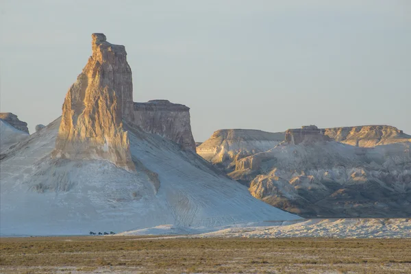 Hög och enorma hällmarker av krita och små bilar ner i öknar i Kazakstan Ustyurt, Mangystau. — Stockfoto