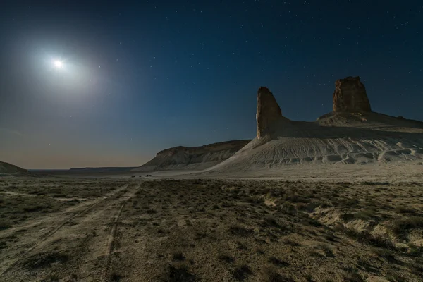 Magi från ren hällar av krita i Kazakstan i Ustyurt platån i Mangistau natt med stjärnorna. — Stockfoto