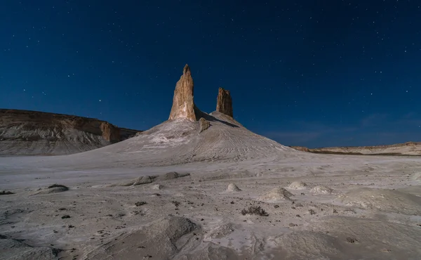 Magia de afloramientos puros de tiza en Kazajstán en la meseta de Ustyurt en la noche de Mangistau con las estrellas . — Foto de Stock