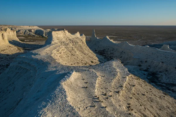 Afloramientos de tiza en el fondo cielo azul oscuro — Foto de Stock