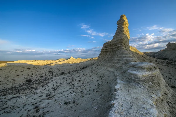 Hällar av krita på bakgrunden mörk blå himlen. — Stockfoto