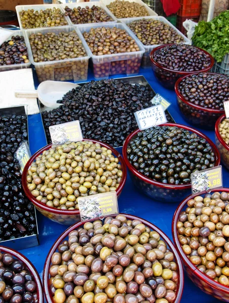 Olivenvielfalt auf einem griechischen Wochenmarkt Stockbild
