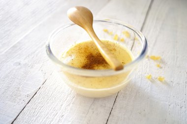 ahşap arka plan (yatay izole kremalı puding)