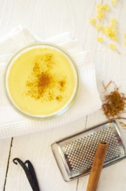 mutfak gereçleri ile krem puding