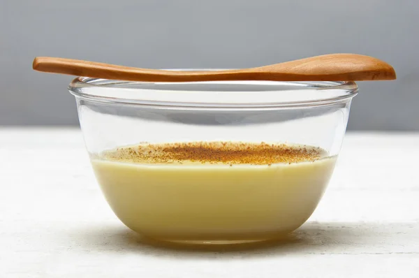 Witte pudding met houten lepel — Stockfoto