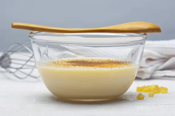 Vanilla pudding with kitchen utensils — Stock Photo, Image