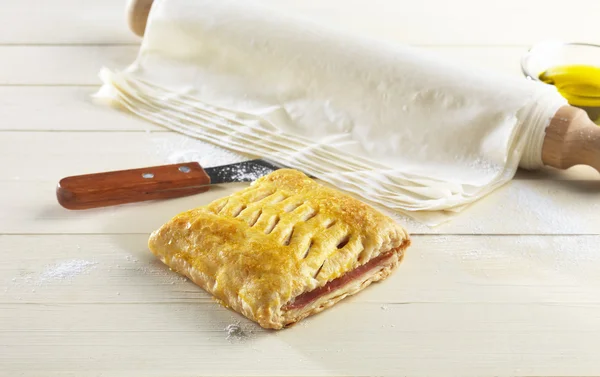 Ham en kaas pastei op een keukentafel — Stockfoto