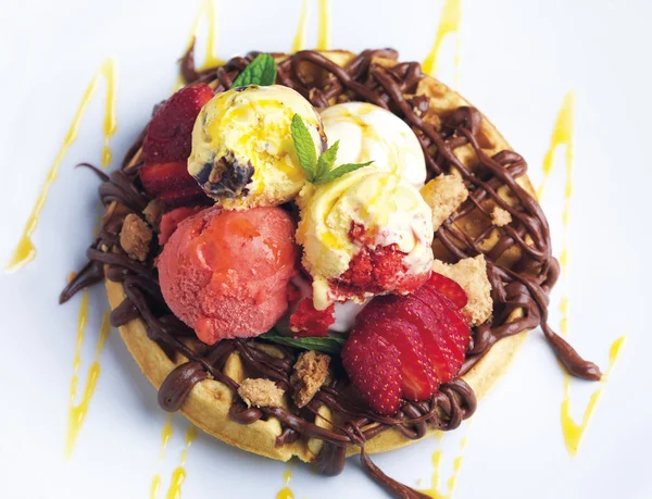 Reichhaltiges Topping auf einer Waffel — Stockfoto