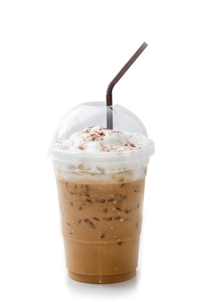 Café con leche helada en taza de comida para llevar aislado sobre fondo blanco — Foto de Stock