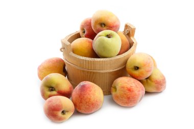 Ahşap sepet içinde taze şeftali
