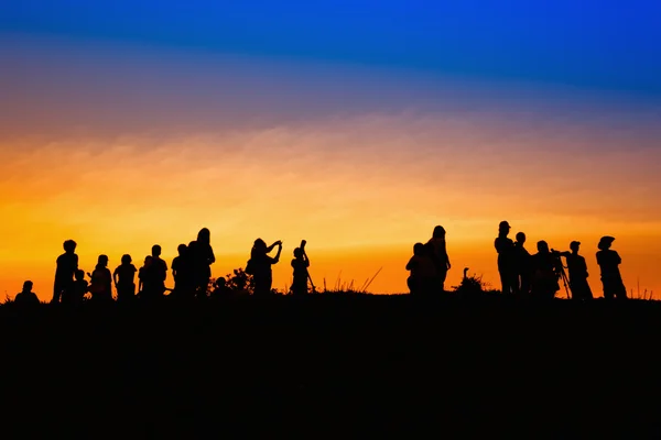 Silueta turistas y fotógrafos con hermosa salida del sol en — Foto de Stock