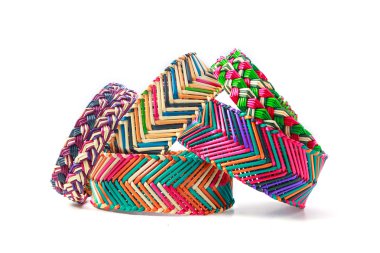 Renkli hanndmade hasır bilezik, kol bandında izole