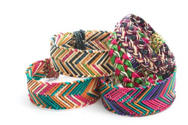 Renkli hanndmade hasır bilezik, kol bandında izole