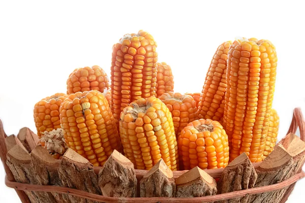 Groep van gedroogde likdoorns op cobs in de houten mand — Stockfoto