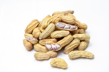 Beyaz arka plan üzerinde izole haşlanmış fıstık