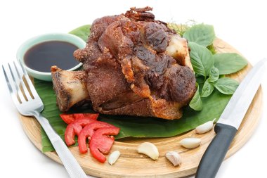 Derin kızarmış domuz Knuckle hizmet sebze ve sos ile 