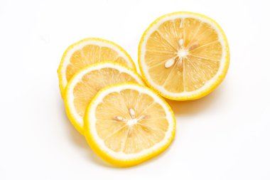 Taze limon dilimi, üzerinde beyaz izole
