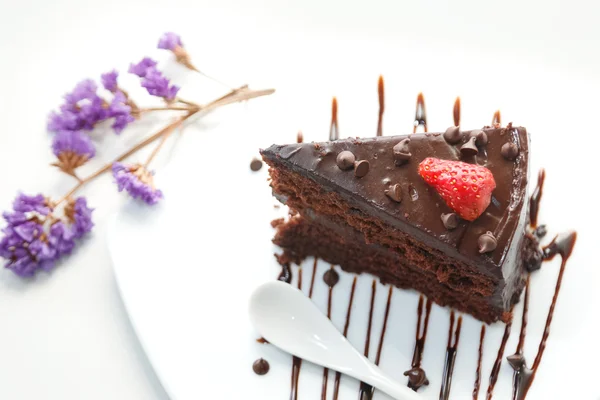 Rebanada de pastel de capa de chocolate con fresas y chocolate s — Foto de Stock