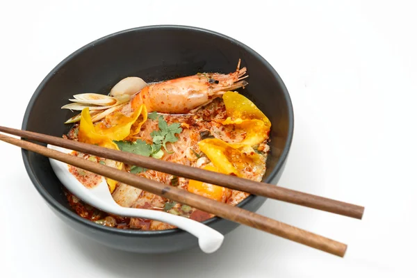 Fideos Tom Yum Kung, cocina popular tailandesa —  Fotos de Stock