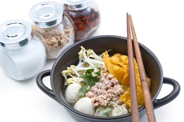 Fideos en sopa con cerdo, estilo asiático —  Fotos de Stock