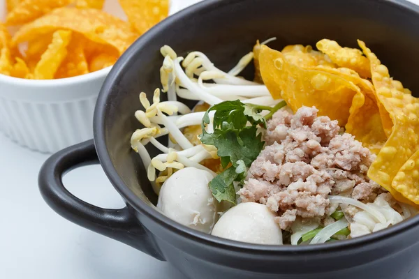 Tagliatelle in zuppa con carne di maiale, stile cucina asiatica — Foto Stock