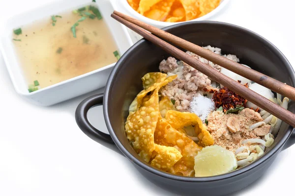 Picante limoncillo con sabor a fideos planos con cerdo, alimentos asiáticos —  Fotos de Stock