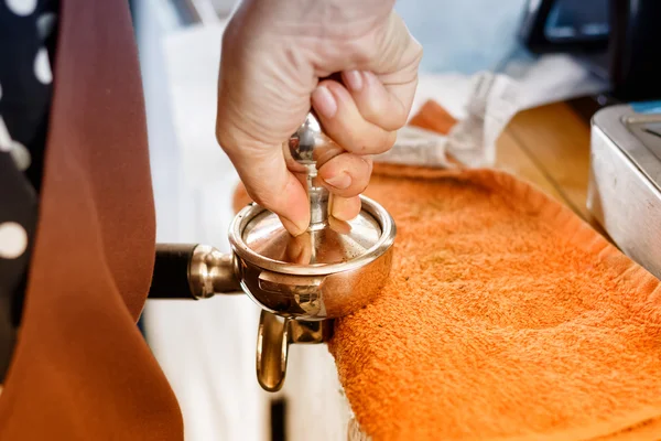 Profesyonel barista kahve yapacak