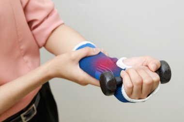 Hasta kadının dumbbells, rehabilitasyon con ile egzersizleri yapması