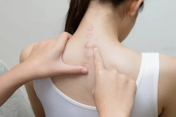 Chiropractor onderzoekt wervelkolom van de patiënt vrouw, medische co — Stockfoto