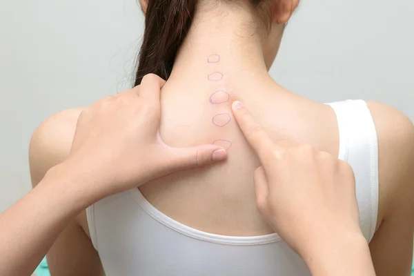 Quiropráctico examina la columna vertebral de la mujer paciente, co médico — Foto de Stock