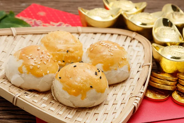 Chinese dessert with red envelope and gold ingots ,chinese new y — Stock Photo, Image