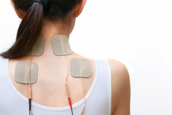 Mujer paciente está haciendo masaje de estimulación eléctrica (TENs — Foto de Stock