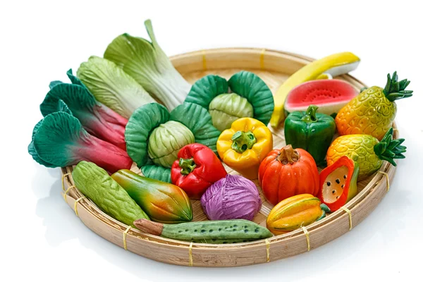 Variedad de verduras de arcilla en miniatura en cesta —  Fotos de Stock