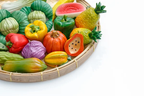 Variedad de verduras de arcilla en miniatura en cesta — Foto de Stock