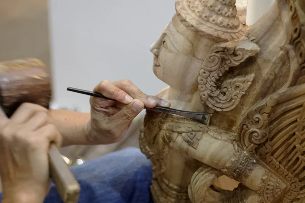 Hout sculpting.craftsman hout carving — Stockfoto