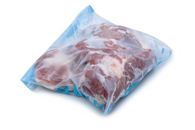 Beyaz bir arka plan üzerinde plastik torba sarılı çiğ domuz eti dondurulmuş