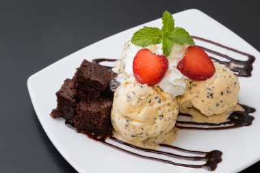 Çikolatalı bal tost çilek ile