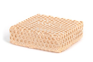 Beyaz arka plan üzerinde izole kare bambu hasır sepet