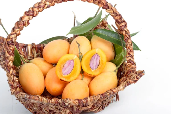 Dolce prugna mariana, frutta tailandese su sfondo bianco — Foto Stock